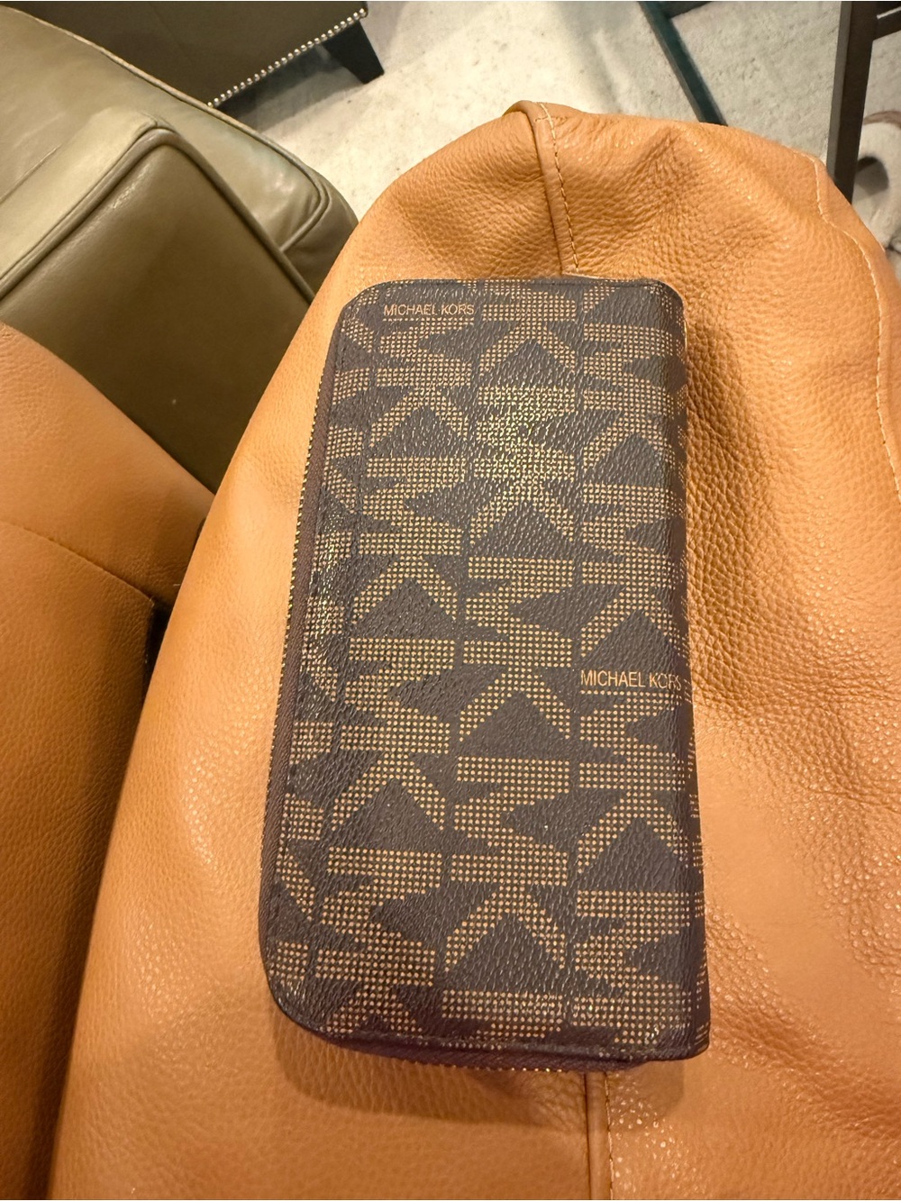 Michael Kors Brown and Black Signature Zip Wallet with Silver Logo -NEEDS WORK - Picture 2 of 9